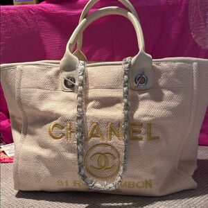 Chic Cream Tote Bag with Stylish Handles